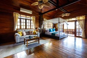 Postel nebo postele na pokoji v ubytování Luxury Villa Miramar Lotus House + 49 fotografií