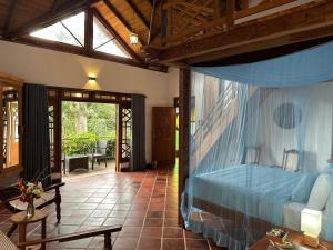sypialnia z dużym łóżkiem i patio w obiekcie Spirit of Ceylon Retreat w mieście Lemastota