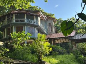 duży dom w środku lasu w obiekcie Spirit of Ceylon Retreat w mieście Lemastota +20 zdjęć