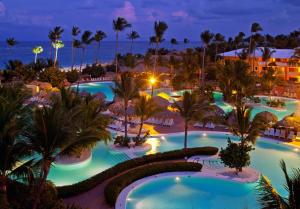 Bazén v ubytování Iberostar Waves Punta Cana nebo v jeho okolí