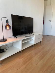 Et tv og/eller underholdning på City-Apartment mit Theaterblick