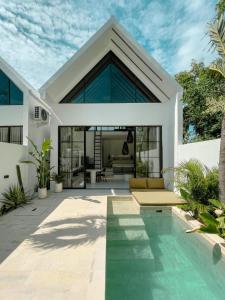 una casa con piscina delante en CASA ULU - 2min to Resto, Gym, Spa, 10min to Beach, en Uluwatu
