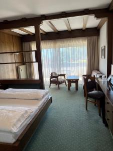 Ένα ή περισσότερα κρεβάτια σε δωμάτιο στο Hotel Am Wolfgrubenersee