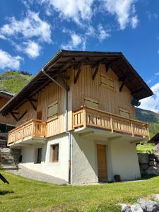 a large wooden building with a balcony on it at Chalet l'Abériot in Montriond