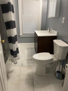 Ένα μπάνιο στο Comfy 3 Bed 1 Bath with Wifi in College and Restaurant Area +8 φωτογραφίες