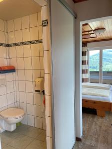 A bathroom at Gasthaus Schöberingerhof