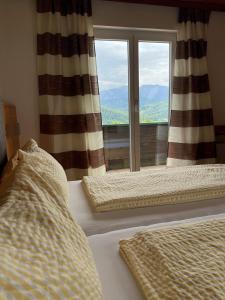 A bed or beds in a room at Gasthaus Schöberingerhof