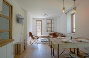 TV a/nebo společenská místnost v ubytování La Terrasse - Balcon - Vues