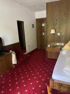 Ένα ή περισσότερα κρεβάτια σε δωμάτιο στο Hotel Am Wolfgrubenersee