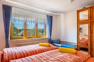 a bedroom with two beds and a window at Haus Leufke in Lenzkirch