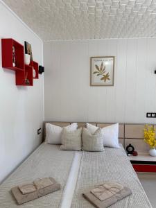 ヴァルナ・シティにあるDayanas Suiteの大きなベッドとタオル2枚のある寝室 +19枚の写真