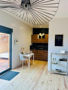 un salon avec une table et une chambre dans l'établissement La Cabane du Prestadou - Bain nordique et Sauna, à Arcambal