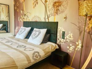 une chambre avec un lit avec des oreillers blancs dans l'établissement La Cabane du Prestadou - Bain nordique et Sauna, à Arcambal