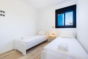 Postel nebo postele na pokoji v ubytování Sunset Waves 18-35 Poniente Beach Resort