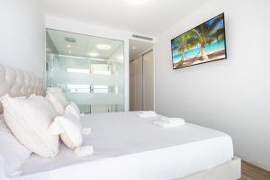 Postel nebo postele na pokoji v ubytování Sunset Waves 18-35 Poniente Beach Resort + 37 fotografií