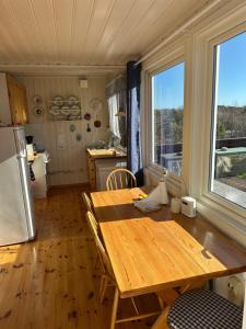 een keuken met een houten tafel en een koelkast bij Nilsen in Fredrikstad +18 foto's