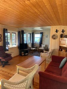 een woonkamer met een houten plafond bij Nilsen in Fredrikstad