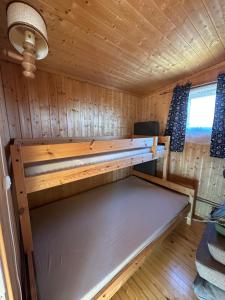 een kamer met een bed in een houten hut bij Nilsen in Fredrikstad
