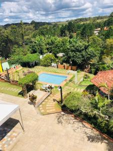 an overhead view of a swimming pool in a yard at Pousada do Guinda DIAMANTINA -MG in Diamantina