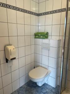 A bathroom at Gasthaus Schöberingerhof