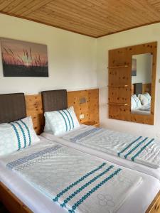 A bed or beds in a room at Gasthaus Schöberingerhof