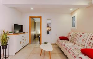 a living room with a couch and a tv at Apartman Jagoda - Vela Luka by Villas Guide in Vela Luka