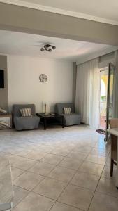 salon z kanapami i stołem w obiekcie Pavlina w mieście Kallithea