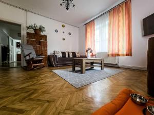 Et tv og/eller underholdning på Retro Green Cottage with a Barkyard - Pet Friendly