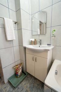 Et badeværelse på Retro Green Cottage with a Barkyard - Pet Friendly + 36 billeder