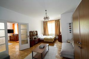 En eller flere senge i et værelse på Retro Green Cottage with a Barkyard - Pet Friendly