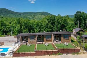 una casa con piscina e un resort di House Bramado a Seliste Dreznicko