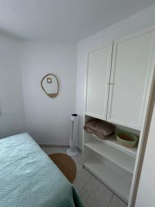 Llit o llits en una habitació de SOLEA Frontignan Plage