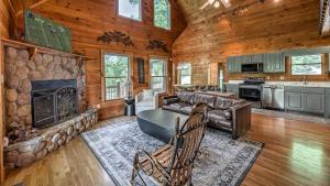 un soggiorno con divano e camino di Mountain Melody a Cherry Log