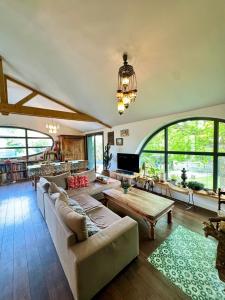 Χώρος καθιστικού στο Seine Riverside Getaway Ideal for Families near Paris