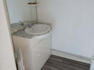 a white bathroom with a sink and a mirror at Charmant 2 Pièces pour 6 Personnes avec Piscine et Terrasse - Proche Saint-Lary-Soulan - FR-1-504-140 in Vignec +14 photos