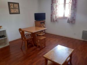 Μια τηλεόραση ή/και κέντρο ψυχαγωγίας στο Appartement 2 pièces pour 4 avec piscine, proche Saint-Lary-Soulan et navette télécabine - FR-1-504-272