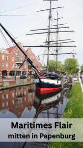 NEU "Poseidon" Papenburg ebenerdig rollstuhlgerecht 84 qm Neubau EBK Free Wifi NEU في بابينبورغ: قارب راسي في قناة مكتوب عليه "شعر ماتانزاس مطبخ"