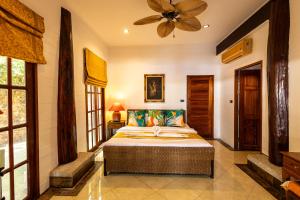 a bedroom with a bed and a ceiling fan at Luxury Villa Miramar Orchid House Samui in Amphoe Koh Samui