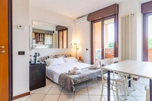 una camera da letto con un letto e un tavolo di Cielo C18 by Houset a Monza Altre 10 foto