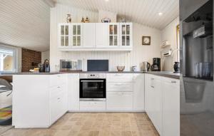 Kuchyň nebo kuchyňský kout v ubytování 3 Bedroom Beautiful Home In Thisted + 18 fotografií