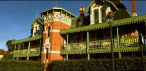 un gran edificio de ladrillo con un balcón en la parte superior. en Appt T4 Résidence Le Cordouan 3 étoiles côté Piscine, en Soulac-sur-Mer