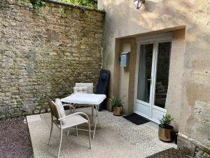 En terrasse eller udendørsområde på Halte entre Terre et Mer à Bayeux + 8 billeder