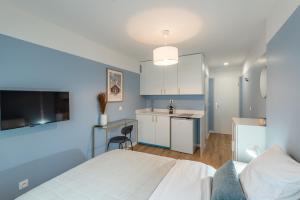 安纳马斯M109 Marquer Studio cozy proche du centre et de la gare的一间带床和厨房的小卧室