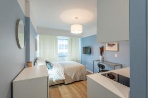 安纳马斯M109 Marquer Studio cozy proche du centre et de la gare的一间有一张床和一张书桌的小房间