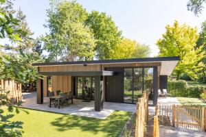 皮滕Chalet FoRest Veluwe with private hottub & incl wood!的当代风格的房子设有现代花园
