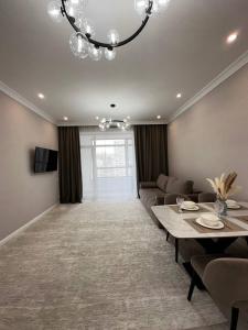 TV a/nebo společenská místnost v ubytování Grand Turan 1 and 2 Room Apartments