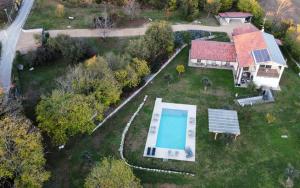 an aerial view of a house with a swimming pool at Bed and Breakfast Le Giale in Castelnuovo del Garda