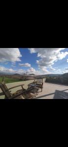 a picnic table and two chairs sitting on a patio at Green farm Camping in Eskiömerler