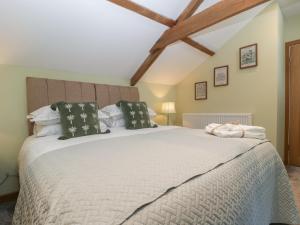 纽波特Graig Cottage的房间里有一张大床的卧室