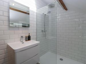 纽波特Graig Cottage的带水槽和淋浴的白色浴室 更多33张照片